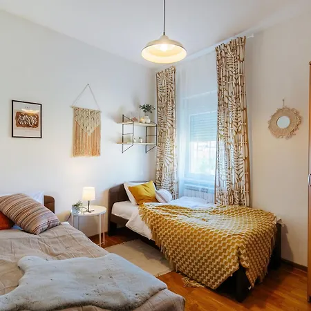 Roof Shelter With Balcony View Foosball شقة *