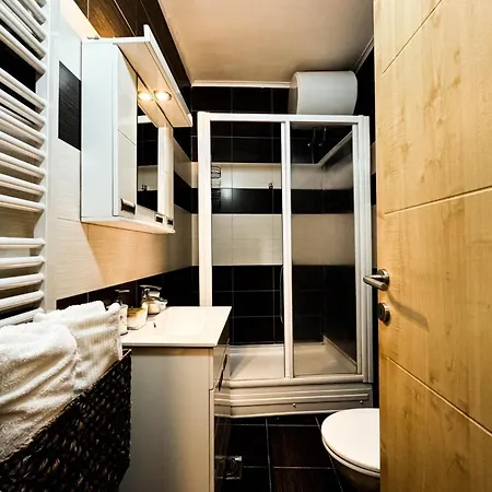 Roof Shelter With Balcony View Foosball Apartman *